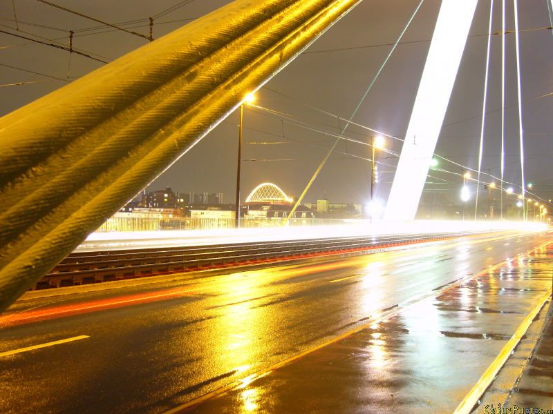 Bild 2006-04-15_koeln-severinsbruecke-fx9_011.JPG wird geladen...