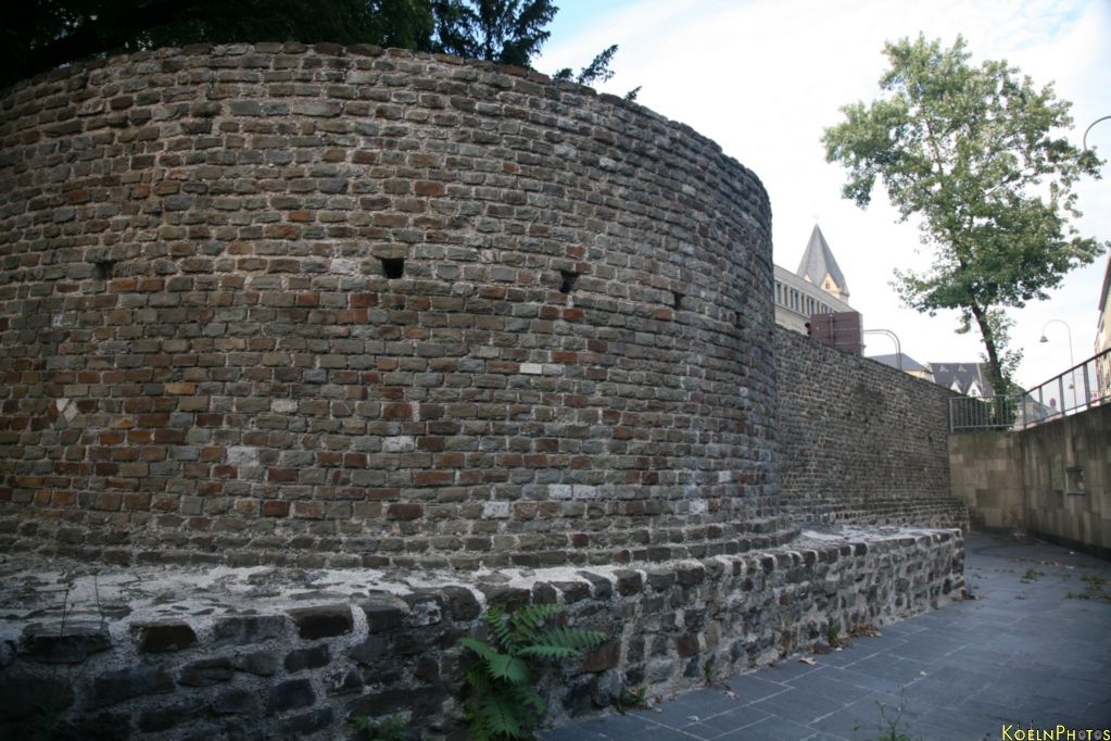 Bild B_Stadtmauer-Koeln_Burgmauer_1512.jpg wird geladen...