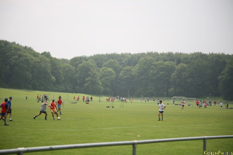 Bild 2007-06-03_RheinEnergeiStadion_043.JPG wird geladen...