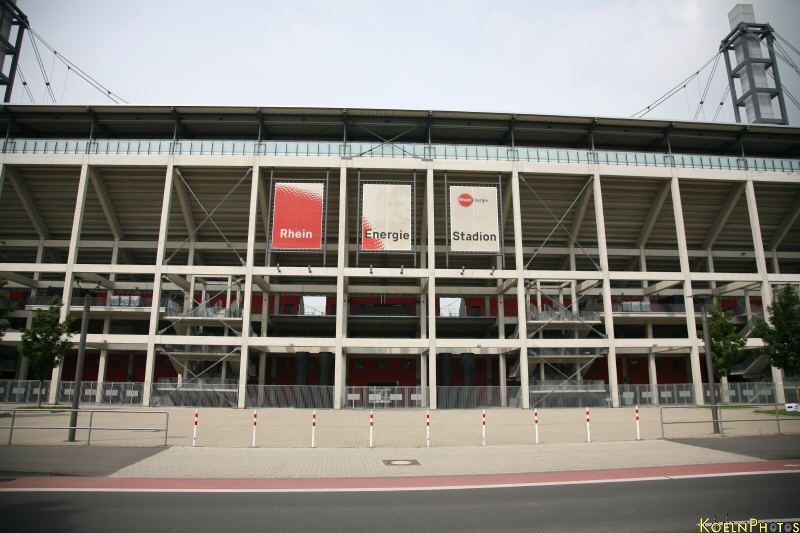 Bild 2007-06-03_RheinEnergeiStadion_046.JPG wird geladen...